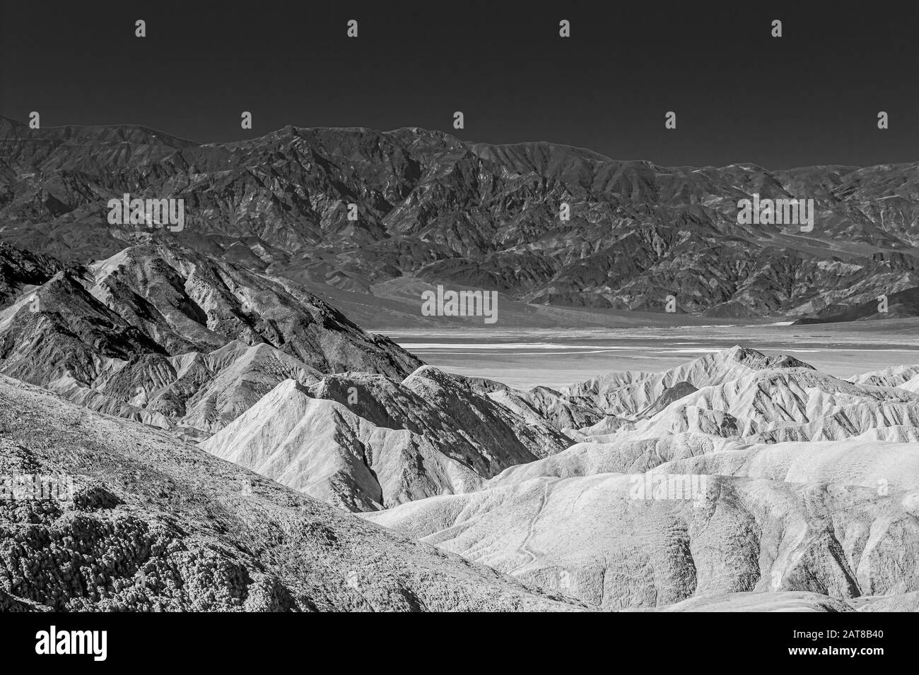 Graustufenaufnahme der gefalteten felsigen Berge im Death Valley National Park, Kalifornien, USA Stockfoto