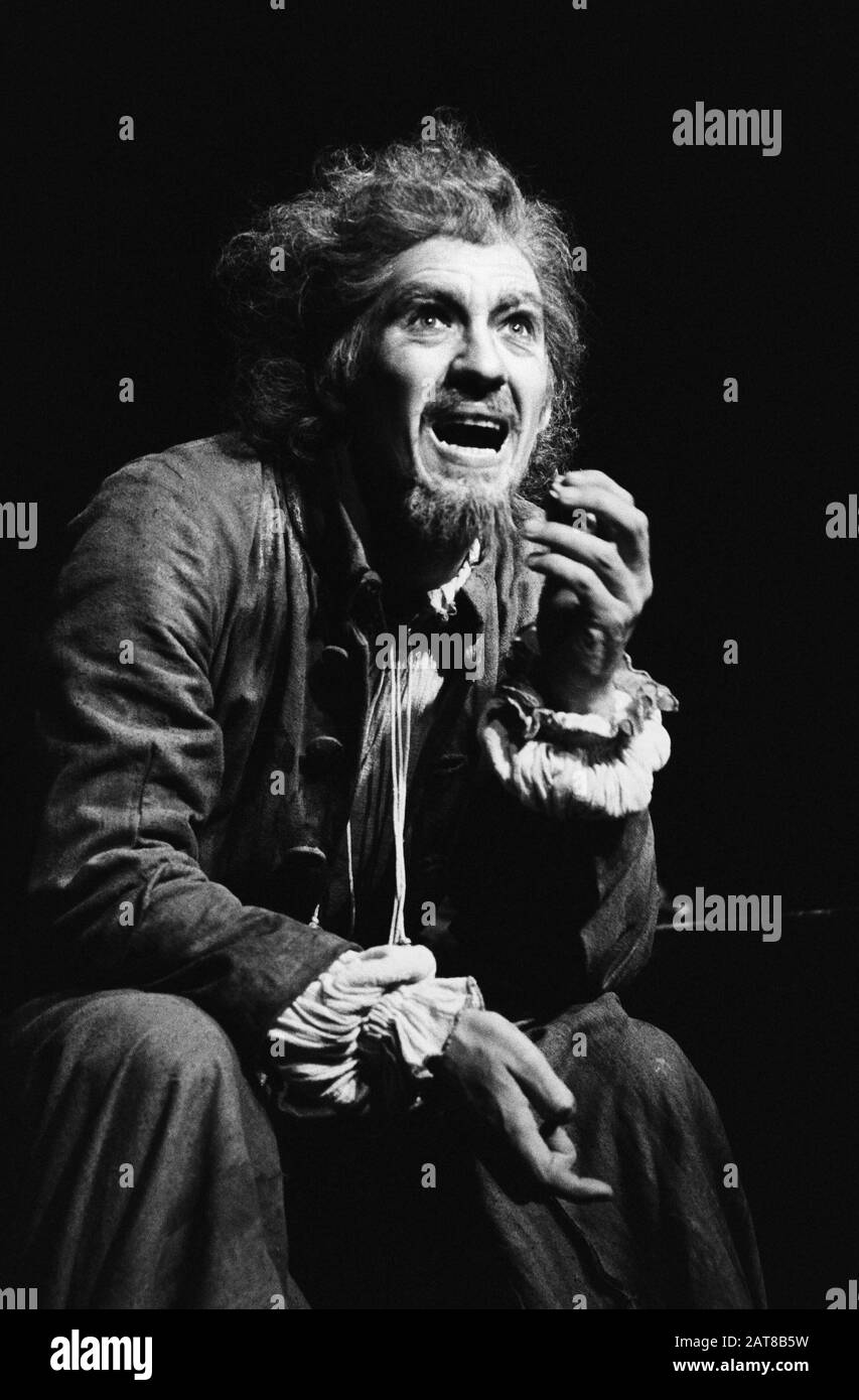 Ian McKellen (Faustus) in DOKTOR FAUSTUS von Christopher Marlowe unter der Regie von John Barton für die Royal Shakespeare Company (RSC) am Aldwych Theatre, London im Jahr 1974. Sir Ian Murray McKellen, geboren 1939, Burnley, England. Englischer Bühnen- und Filmschauspieler. Mitbegründer von Stonewall, der 1990 zum Ritter geschlagen wurde, machte 2007 eine Companion of Honor. Stockfoto
