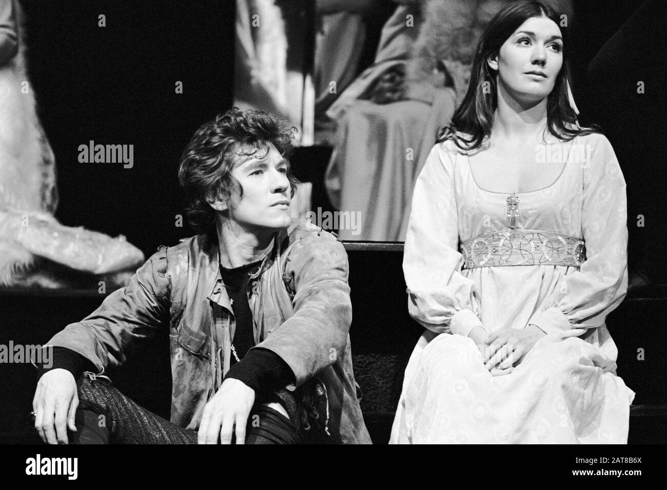 Ian McKellen (Hamlet), Susan Fleetwood (Ophelia) in HAMLET von Shakespeare unter der Regie von Robert Chetwyn für die Prospect Theatre Company im Jahr 1971. Sir Ian Murray McKellen, geboren 1939, Burnley, England. Englischer Bühnen- und Filmschauspieler. Mitbegründer von Stonewall, der 1990 zum Ritter geschlagen wurde, machte 2007 eine Companion of Honor. Susan Maureen Fleetwood, britische Bühnen-, Film- und Fernsehschauspielerin, geboren am 21. September 1944 St Andrews, starb am 29. September 1995 in Salisbury. Stockfoto