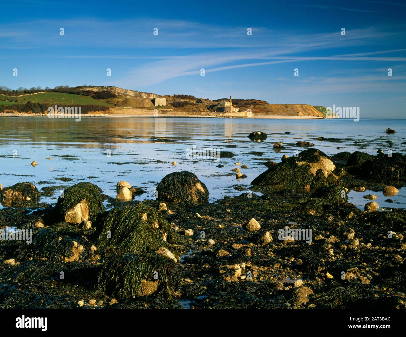 The Disloseen Flagstaff Quarry, Penmon Steinbrüche, Penmon, Beaumaris, Anglesey. Küstennahe karbonifische Kalksteinbrüche. Stockfoto