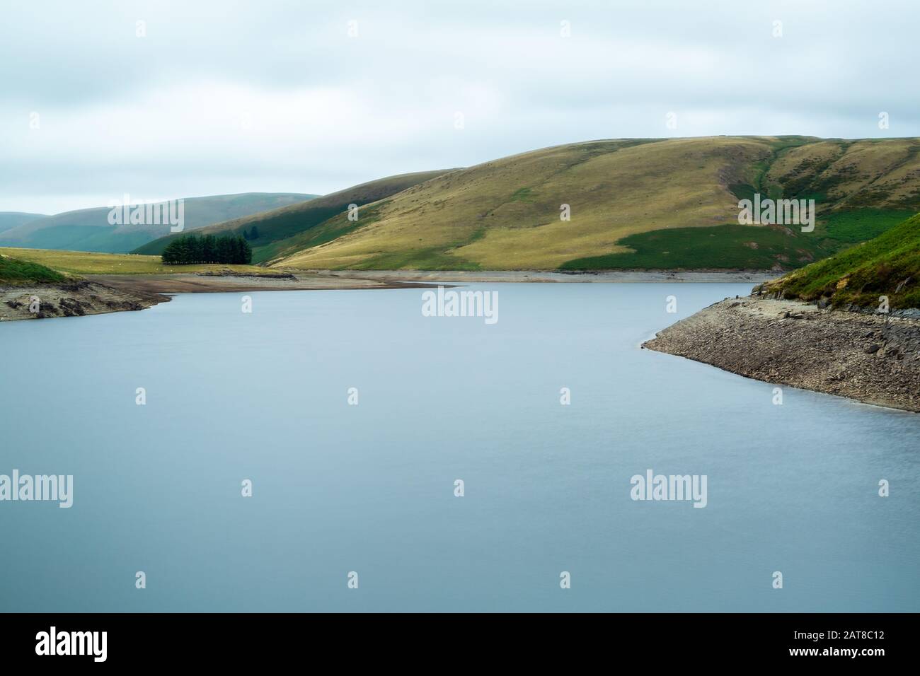 Niedrigwasser in einem Reservoir in Wales durch den Klimawandel Stockfoto