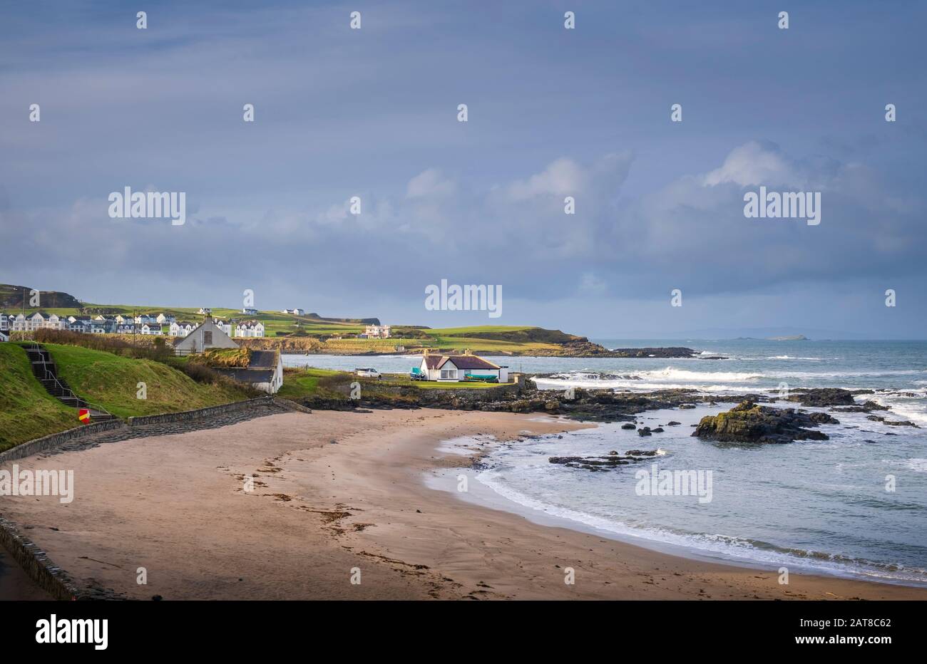 Ein Strand, einer von drei Stränden in Portballintrae, einem kleinen Dorf am Meer im County Antrim, Nordirland Stockfoto