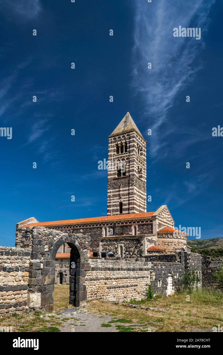 Basilika der Heiligen Dreifaltigkeit von Saccargia, 1116, romanischer Stil, in der Nähe von Codrongianos, Region Logudoro, Provinz Sassari, Sardinien, Italien Stockfoto