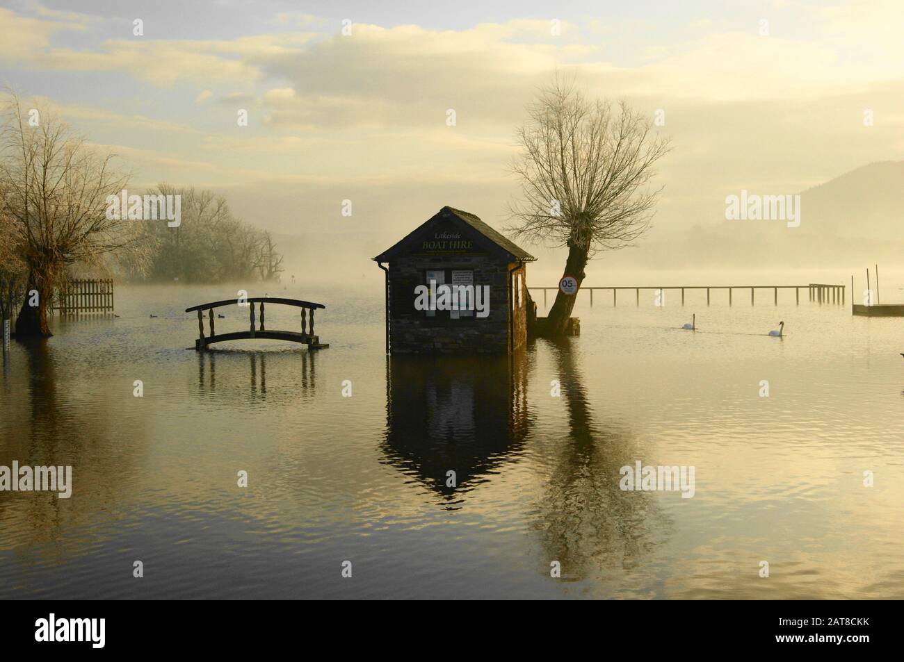 Llangorse Lake, Wales, bei Hochwasser und Nebel Stockfoto