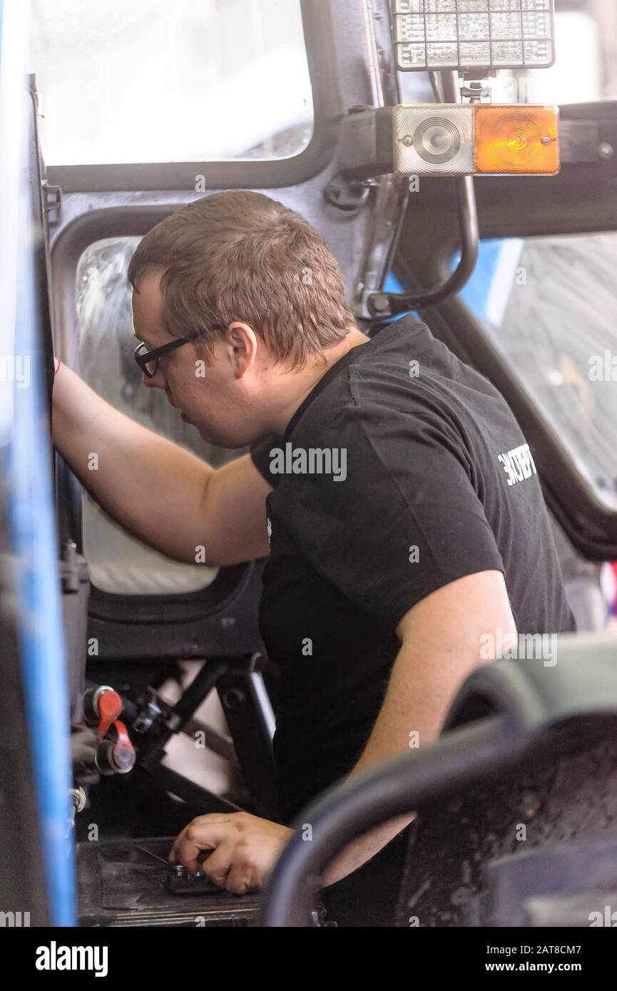 Mechaniker repariert Traktor in der Landwirtschaft verwendet Stockfoto
