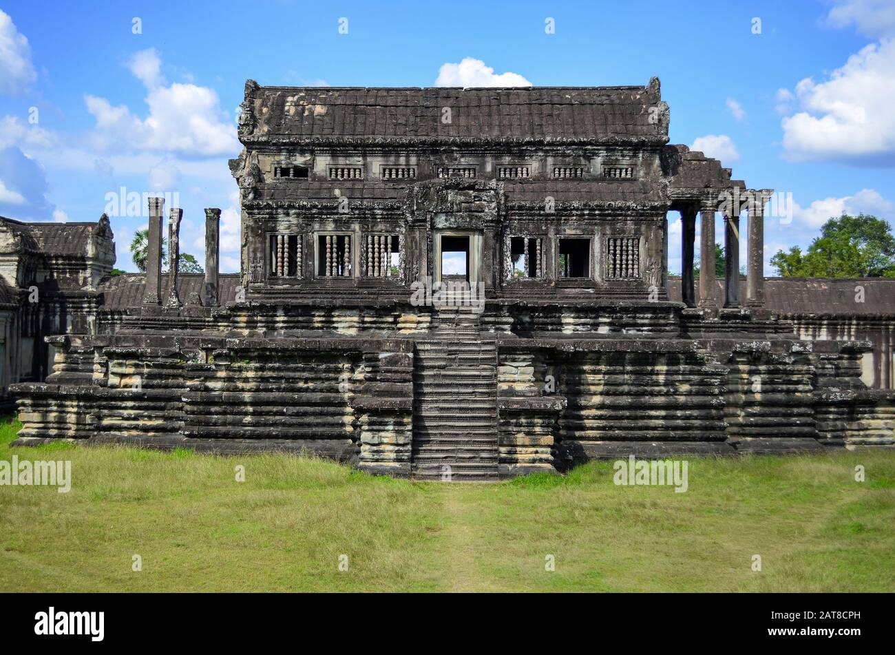 Ankor Wat, ein historischer Khmer-Tempel aus dem 12. Jahrhundert und UNESCO-Weltkulturerbe. Bögen und behauene steinerne Tempelbauten. Archäologische Stätte. Stockfoto