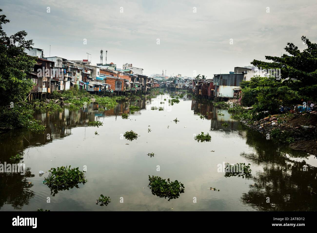 Blick entlang des kleinen Kanals mit Häusern, die auf das Wasser gebaut sind. Stockfoto