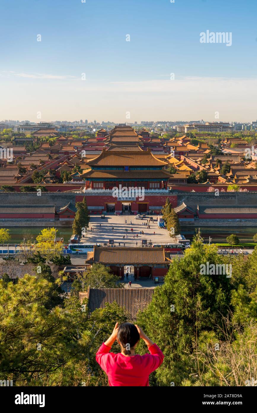 Junge Frau fotografiert mit Blick auf Die Verbotene Stadt in Peking, China Stockfoto