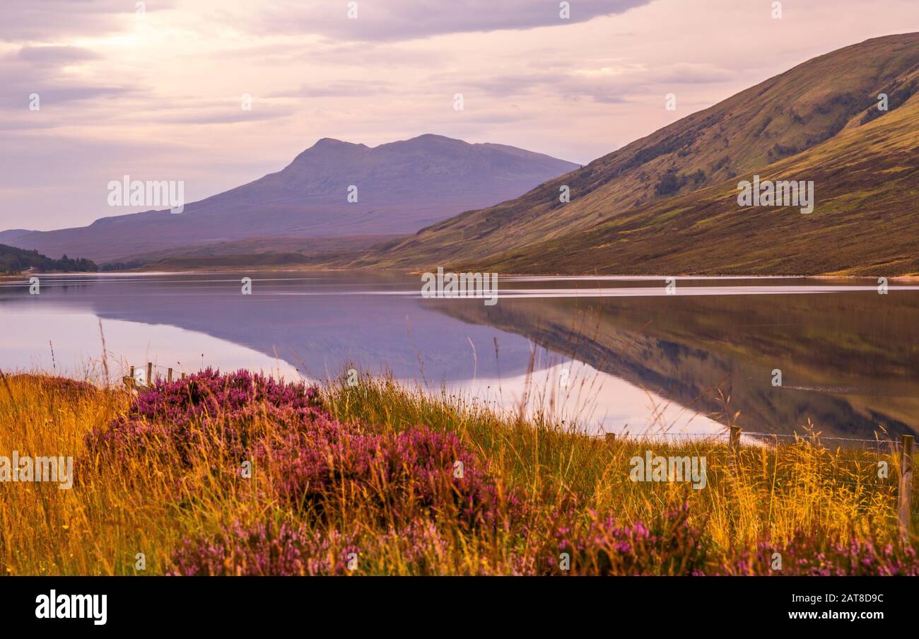 Reflexionen von Bergen in einem Loch in Schottland. Stockfoto