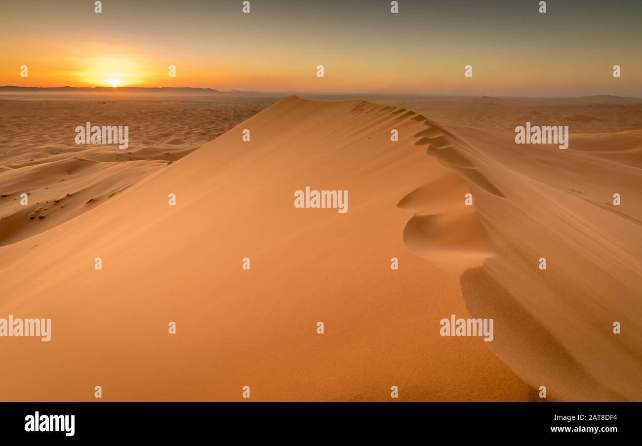 Sonnenuntergang über den Sanddünen der Sahara, Merzouga, Marokko Stockfoto