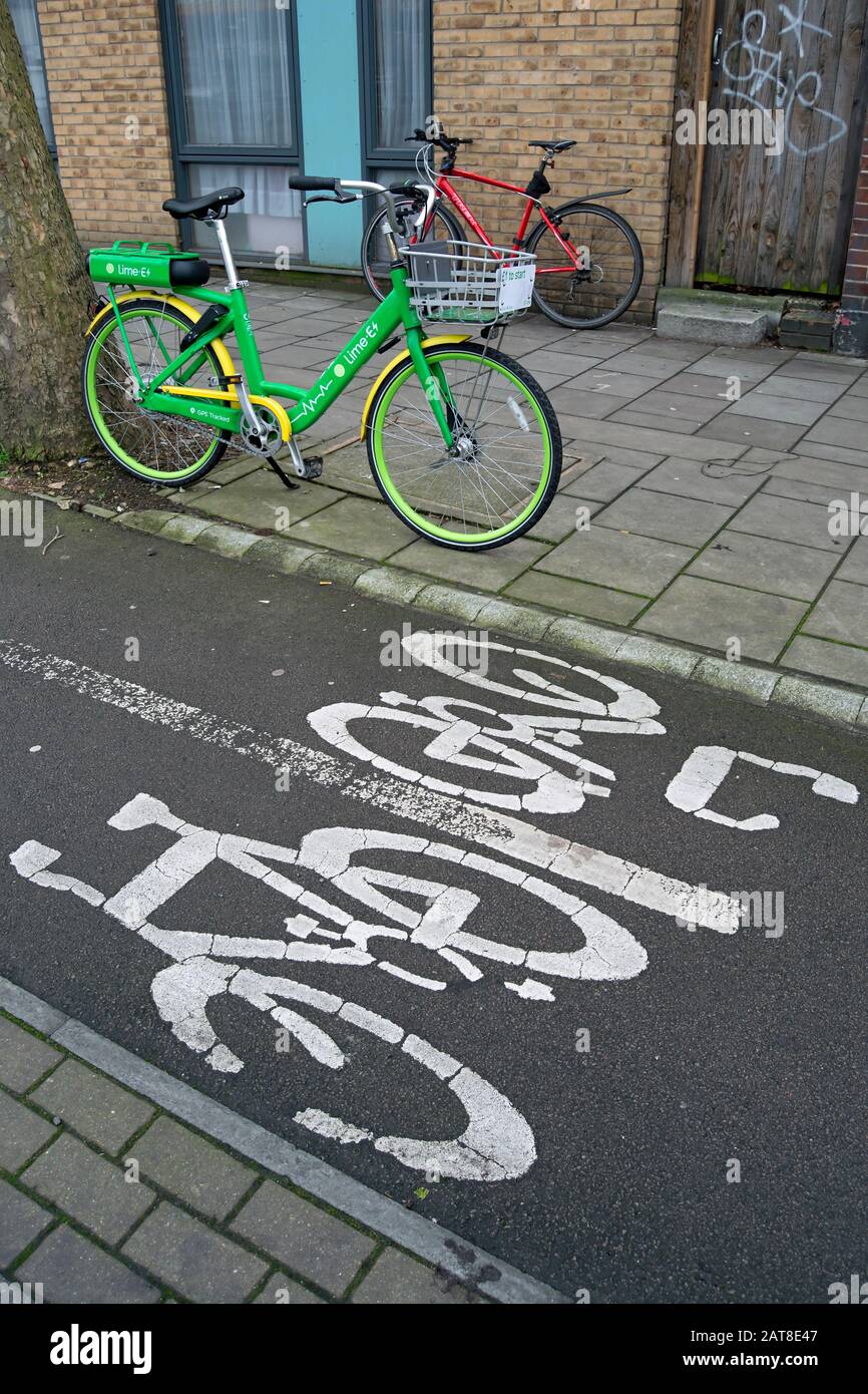 Ein fahrerloses elektrisches Fahrrad aus Linde parkte neben einer Radfahrspur in Ostsheen, london, england Stockfoto