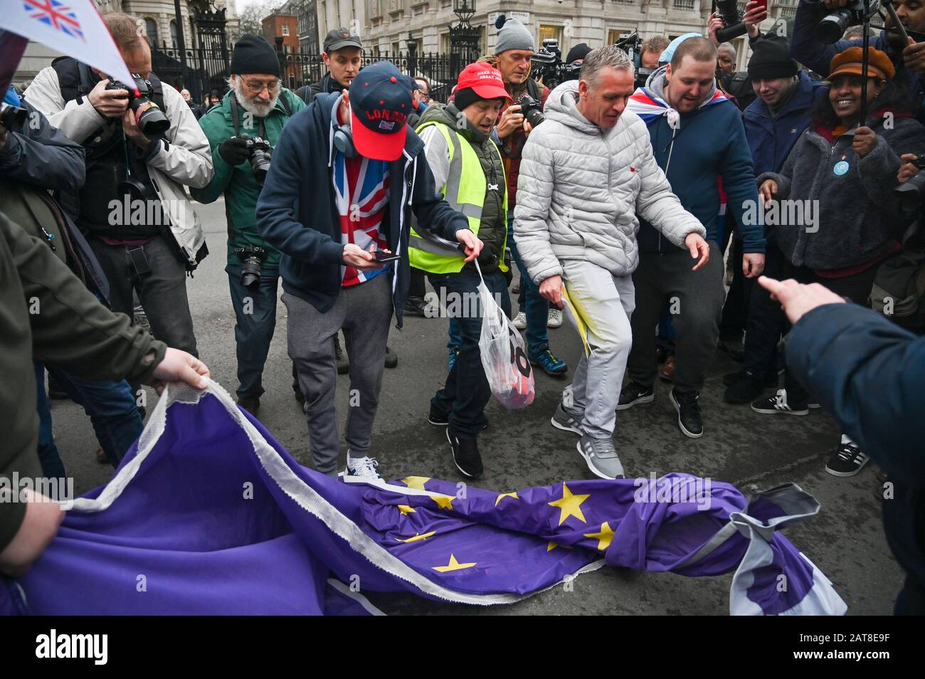 London UK 31. Januar 2020 - Brexit-Anhänger stoßen eine EU-Flagge vor der Downing Street in Whitehall London, während Großbritannien sich darauf vorbereitet, die EU später am Abend 47 Jahre nach seinem Beitritt zu verlassen: Credit Simon Dack/Alamy Live News Stockfoto