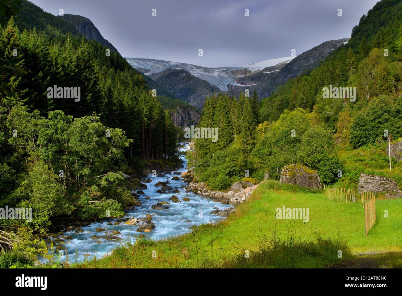 Norwegen Landschaft mit blauem Fluss und dem Gletscher. Stockfoto
