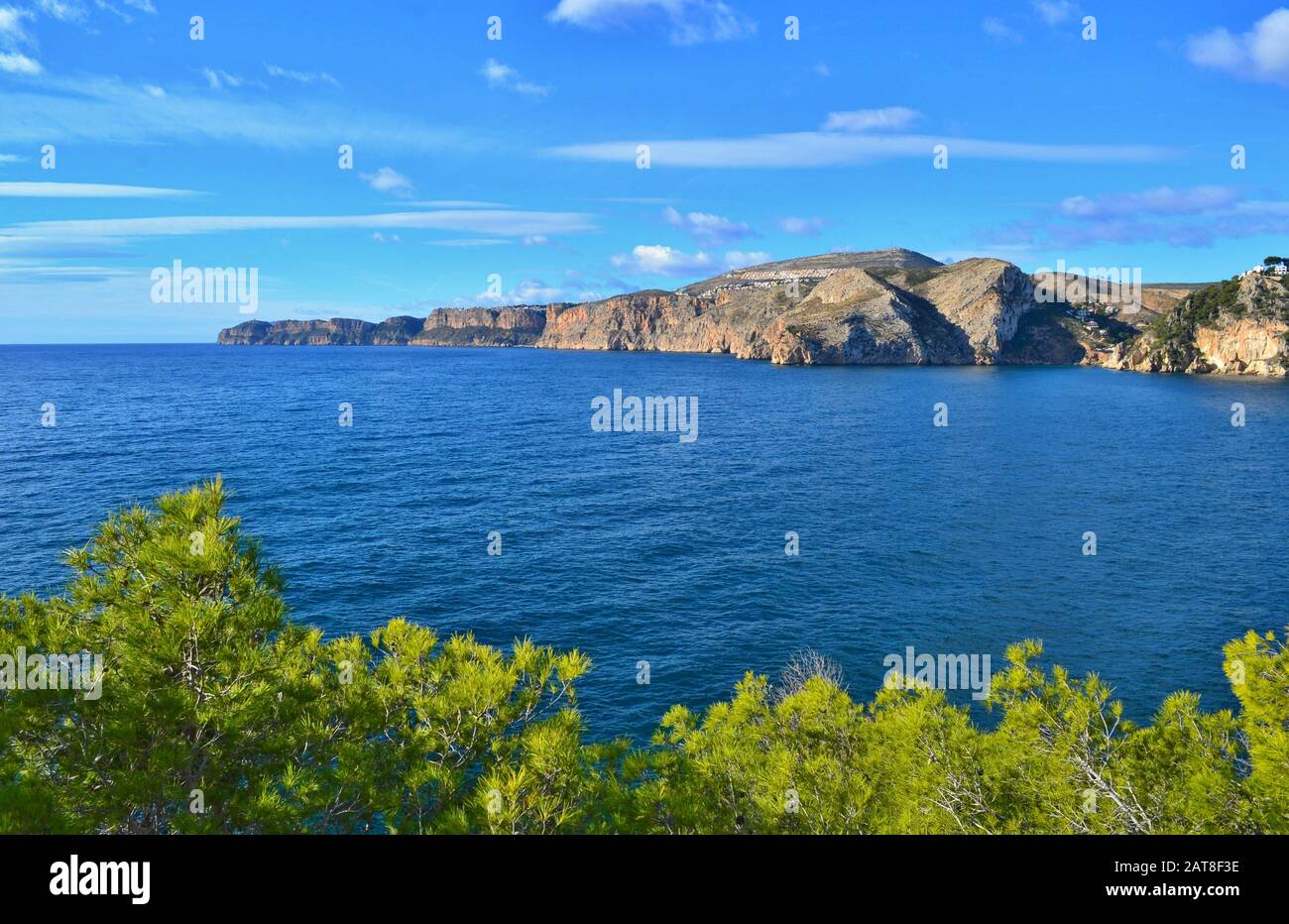 Schöne Küste Spaniens. Sonniger Tag mit blauem Himmel. Stockfoto