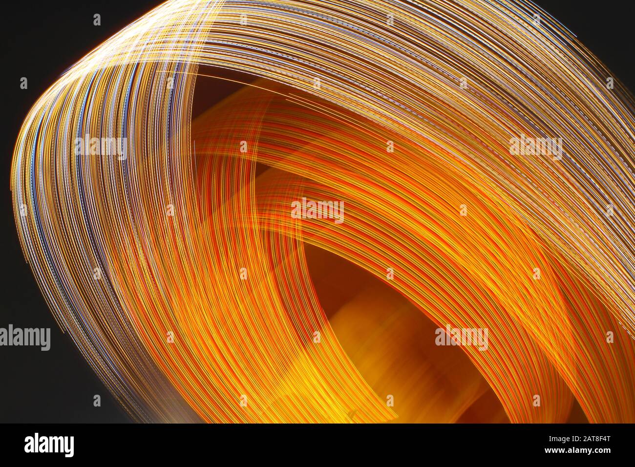 Mehrere Schichten von hellen Trail kreisen mit hoher Geschwindigkeit in der Dunkelheit. Ring Spur Stockfoto
