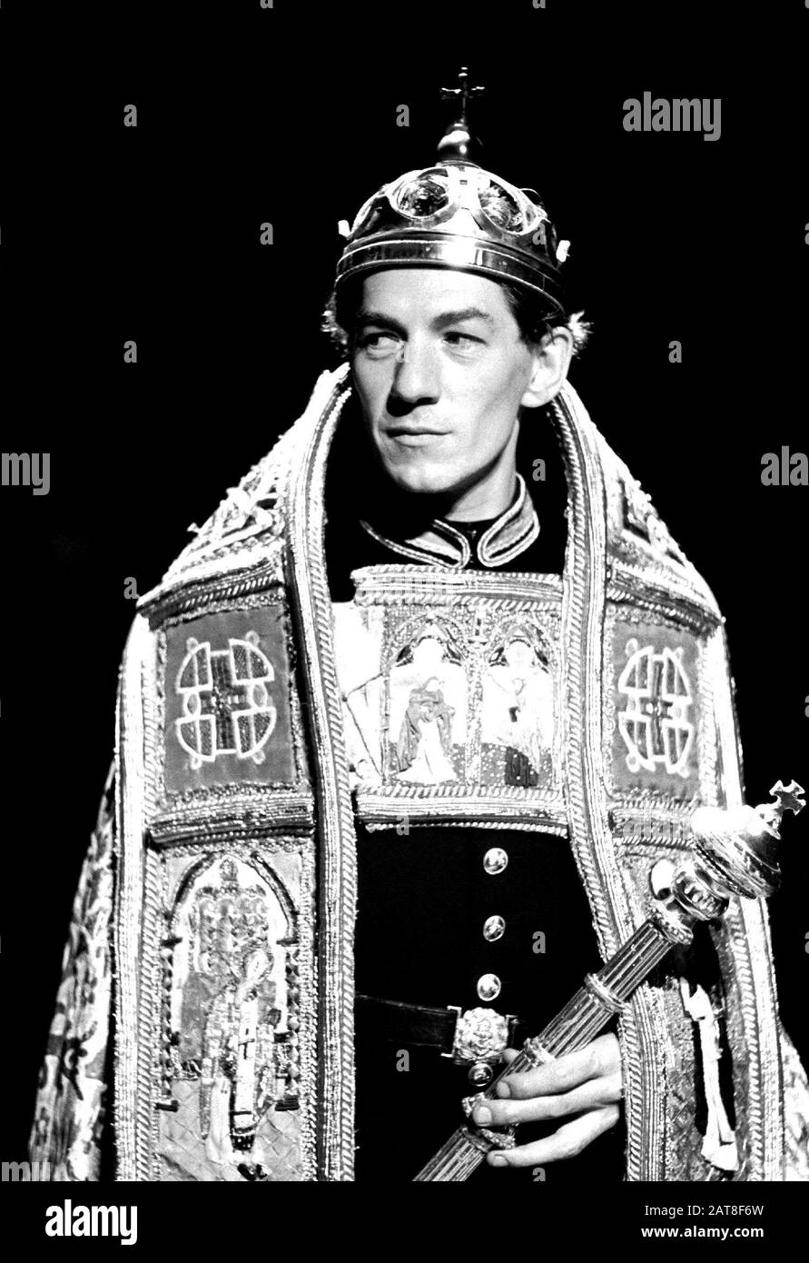 Ian McKellen (Macbeth) in der MACBETH von Shakespeare unter der Regie von Trevor Nunn für die Royal Shakespeare Company (RSC) in Stratford-upon-Avon im Jahr 1976. Sir Ian Murray McKellen, geboren 1939, Burnley, England. Englischer Bühnen- und Filmschauspieler. Mitbegründer von Stonewall, der 1990 zum Ritter geschlagen wurde, machte 2007 eine Companion of Honor. Stockfoto