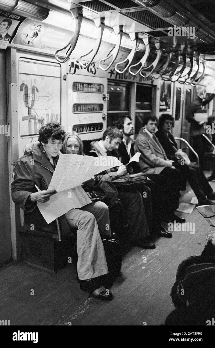Ian McKellen und Sheila Reid reisten 1974 in der Subway to the Brooklyn Academy of Music (BAM), New York für Die Actors Company Production von KING LEAR. Sir Ian Murray McKellen, geboren 1939, Burnley, England. Englischer Bühnen- und Filmschauspieler. Mitbegründer von Stonewall, der 1990 zum Ritter geschlagen wurde, machte 2007 eine Companion of Honor. Stockfoto