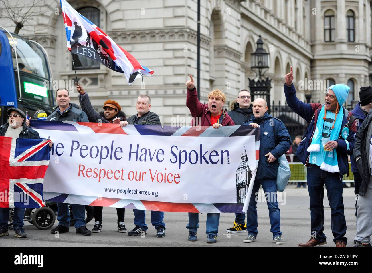 London UK 31. Januar 2020 - Brexit Anhänger feiern außerhalb Downing Street Whitehall London, während Großbritannien sich darauf vorbereitet, die EU später am Abend 47 Jahre nach seinem Beitritt zu verlassen: Credit Simon Dack / Alamy Live News Stockfoto