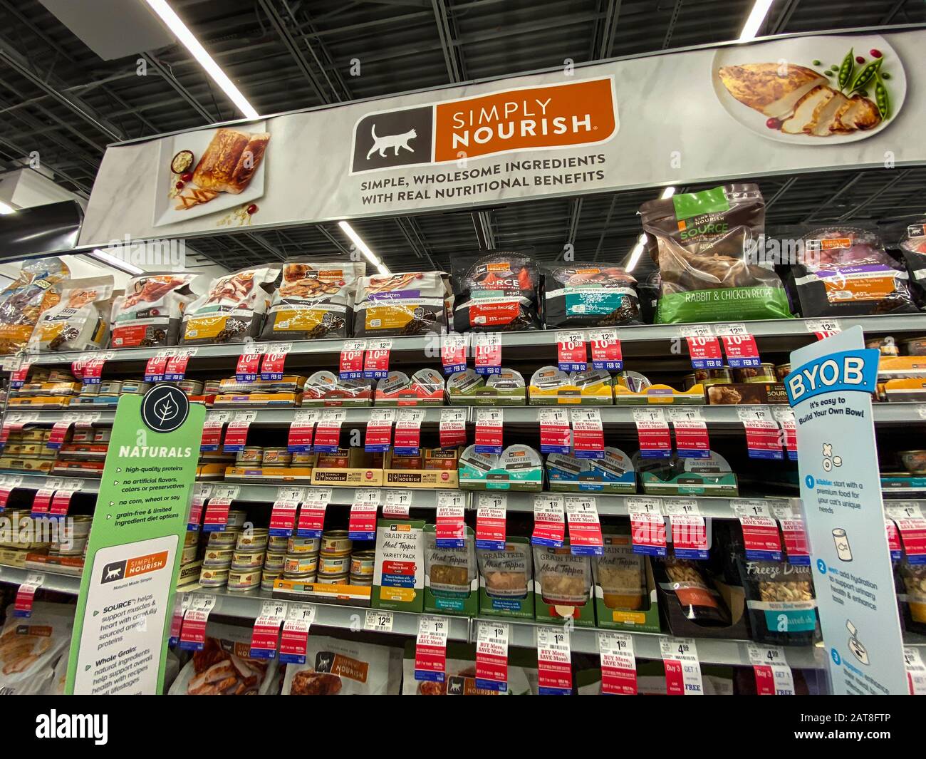 Orlando, FL/USA-1/29/20: Eine Anzeige von Einfach Genährtem Cat Food in einem Petsmart Superstore, der für Besitzer von Haustieren zum Kauf für ihre Haustiere bereit ist. Stockfoto