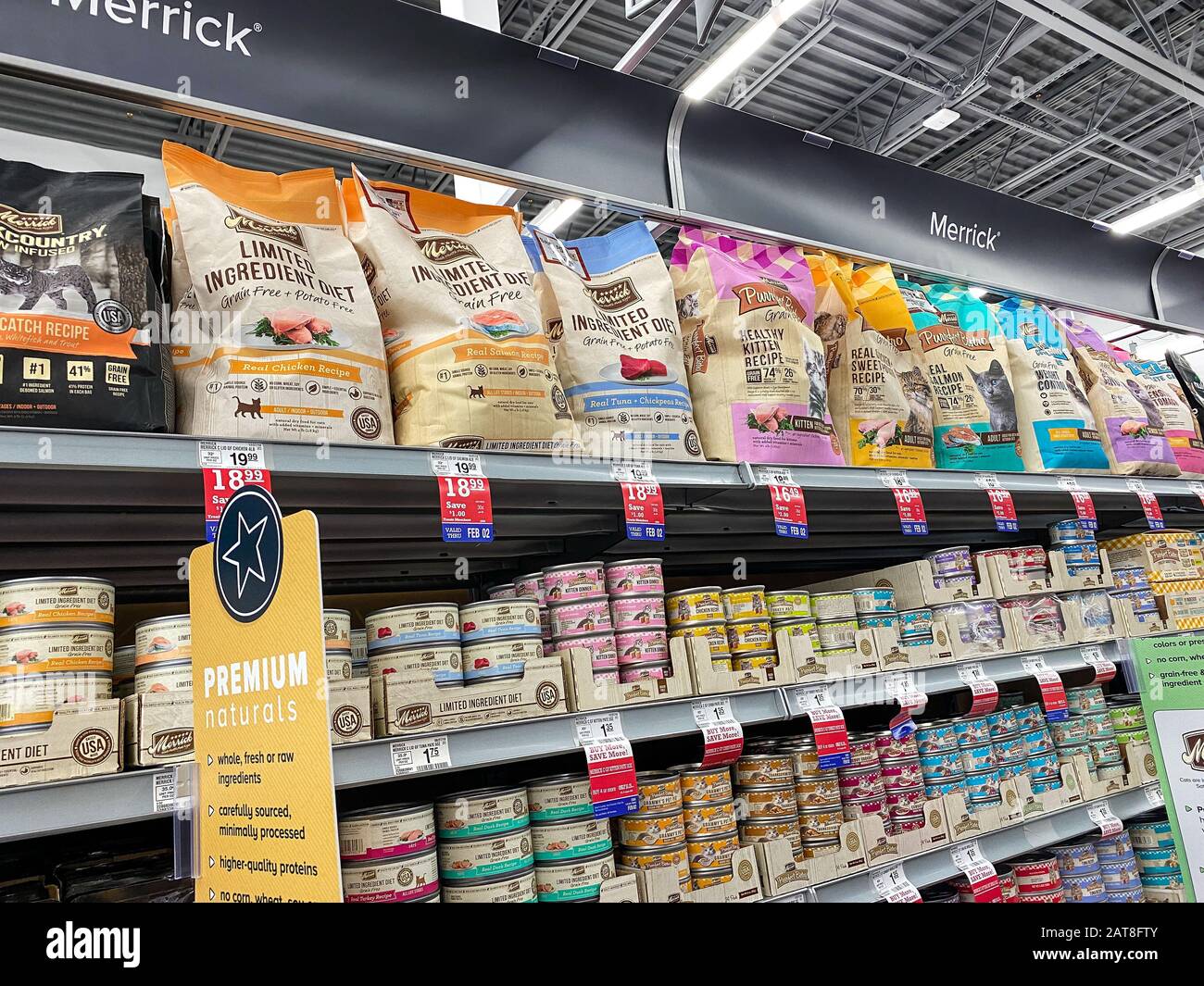 Orlando, FL/USA-1/29/20: Eine Anzeige von Merrick Backcountry Rohstoff Und Limited Ingredient Cat Food in einem Petsmart Superstore, das für Besitzer von Haustieren bereit ist Stockfoto