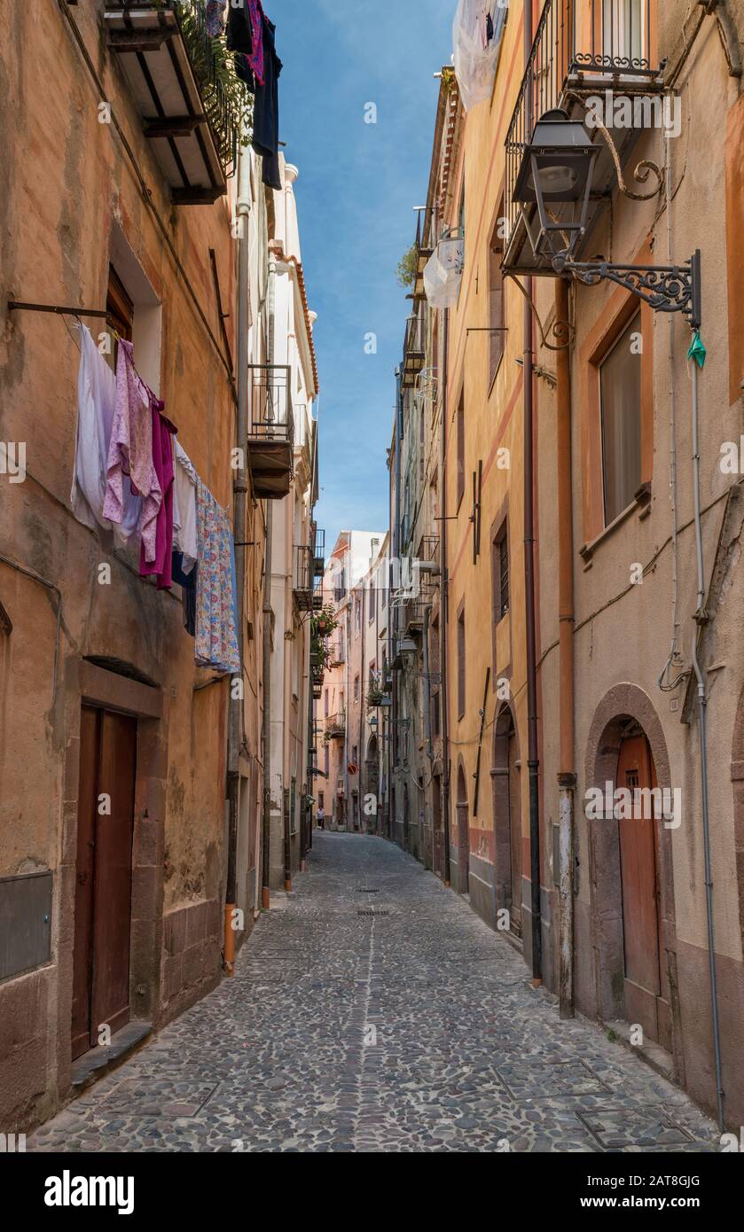 Via del Carmine, Kopfsteinpflaster im historischen Zentrum von Bosa, Provinz Oristano, Sardinien, Italien Stockfoto