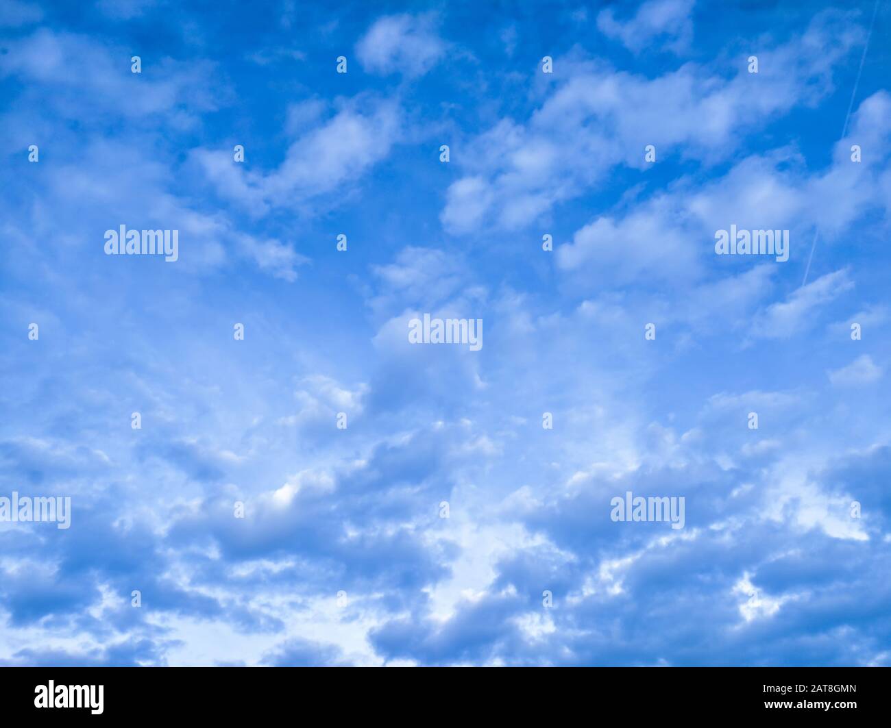 Wolkiger blauer Himmel, graublaue Wolken - Hintergrundtextur Stockfoto