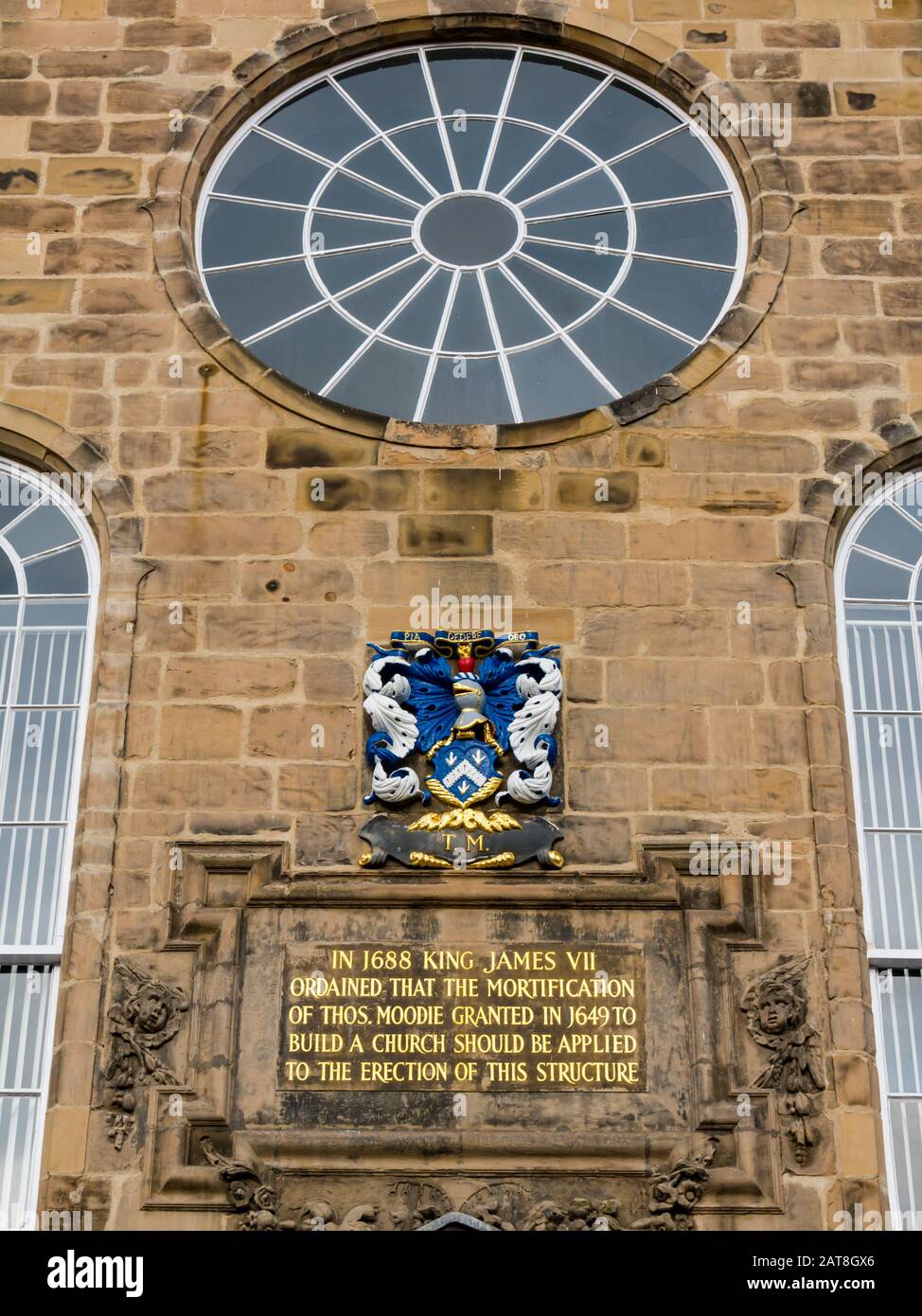 Dicht vor der umgestrichenen Canongate Kirk oder Church mit goldener James VII-Aufschrift, Royal Mile, Edinburgh, Schottland, Großbritannien Stockfoto