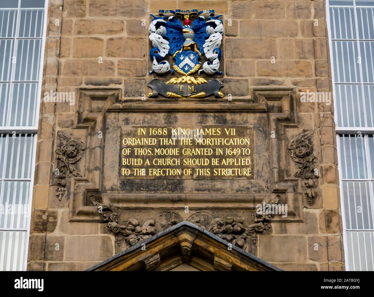 Dicht vor der umgestrichenen Canongate Kirk oder Church mit goldener James VII-Aufschrift, Royal Mile, Edinburgh, Schottland, Großbritannien Stockfoto