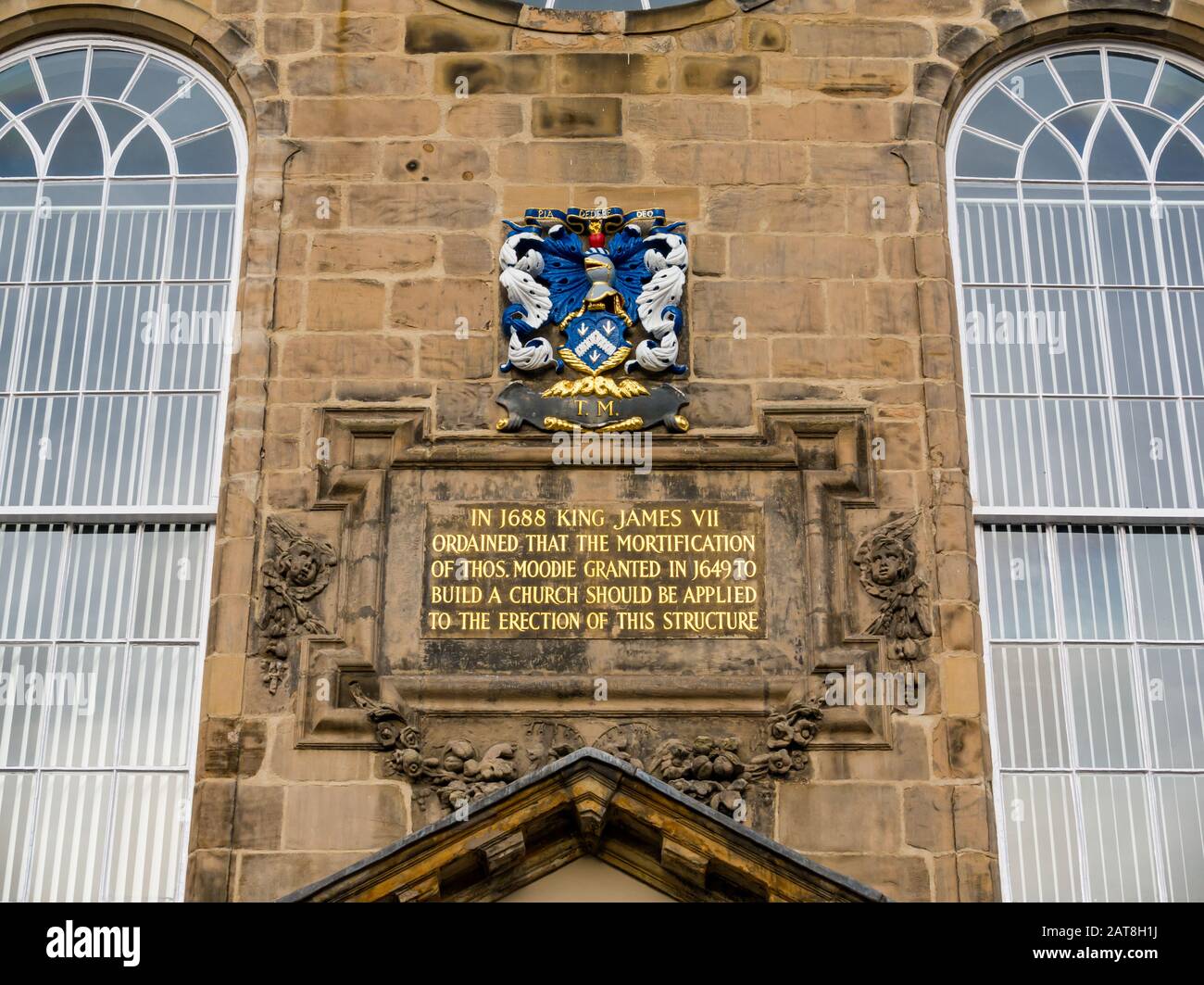 Dicht vor der umgestrichenen Canongate Kirk oder Church mit goldener James VII-Aufschrift, Royal Mile, Edinburgh, Schottland, Großbritannien Stockfoto