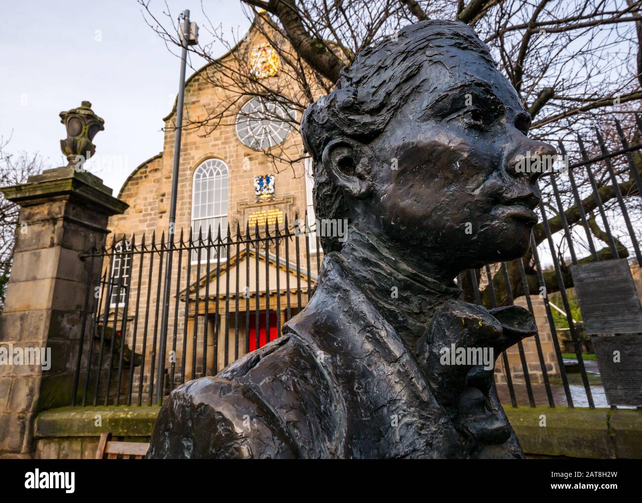 Nahaufnahme der lebensgroßen Statue des schottischen Dichters Robert Fergusson vor dem neu restaurierten Canongate Kirk, Royal Mile, Edinburgh, Schottland, Großbritannien Stockfoto