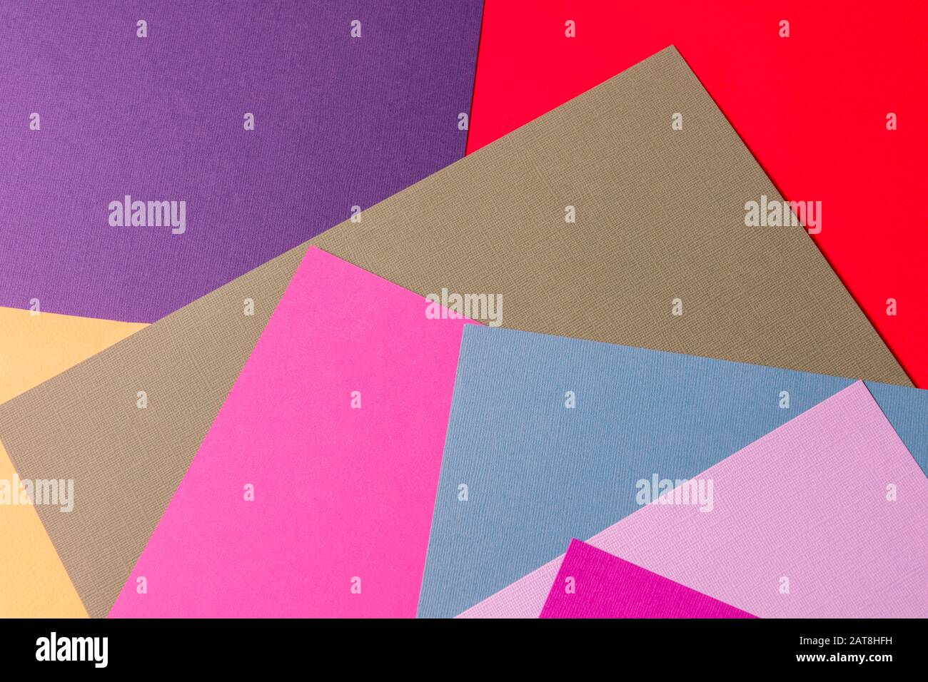 Flaches, Minimales kreatives Papier mit vielen Farben und geometrischer Form. Stockfoto