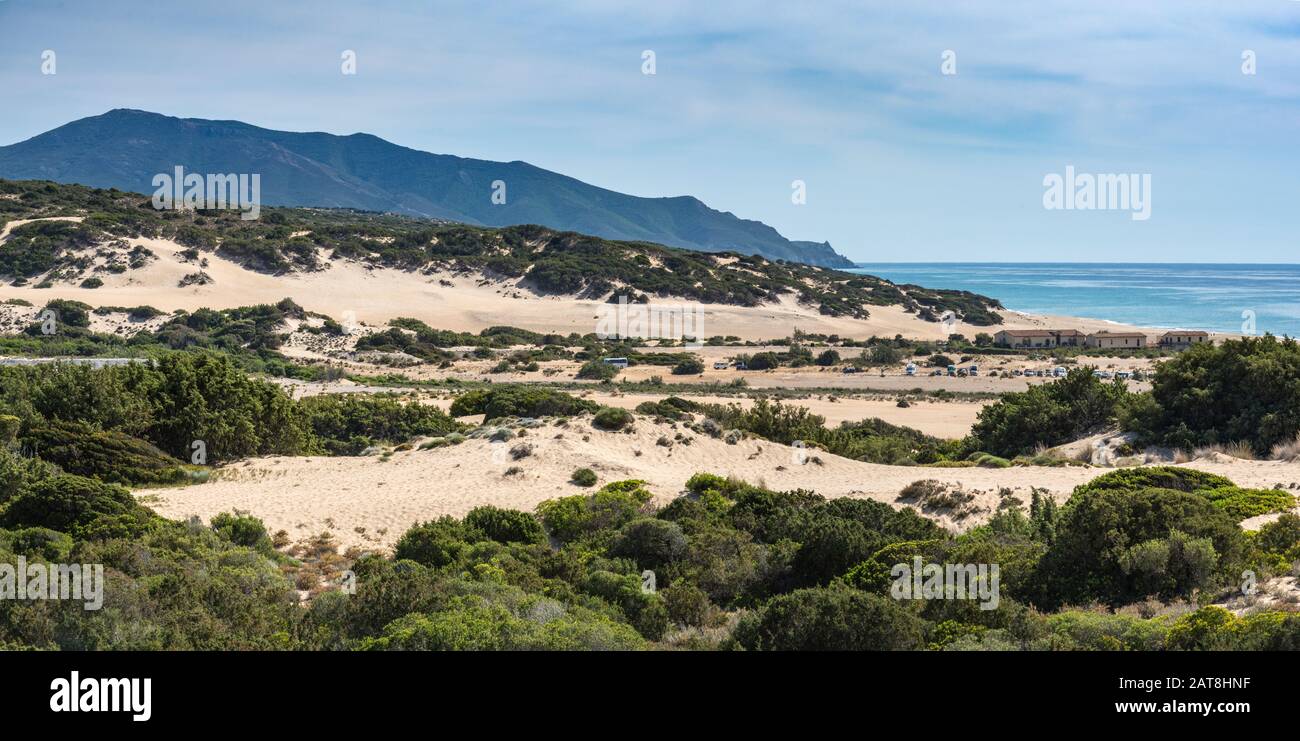 Dune di Piscinas, Hotel Le Dune auf der rechten Seite, in der Nähe von Spiaggia Piscinas Strand, Arburese Gebirge in der Ferne, Costa Verde, Sardinien, Italien Stockfoto
