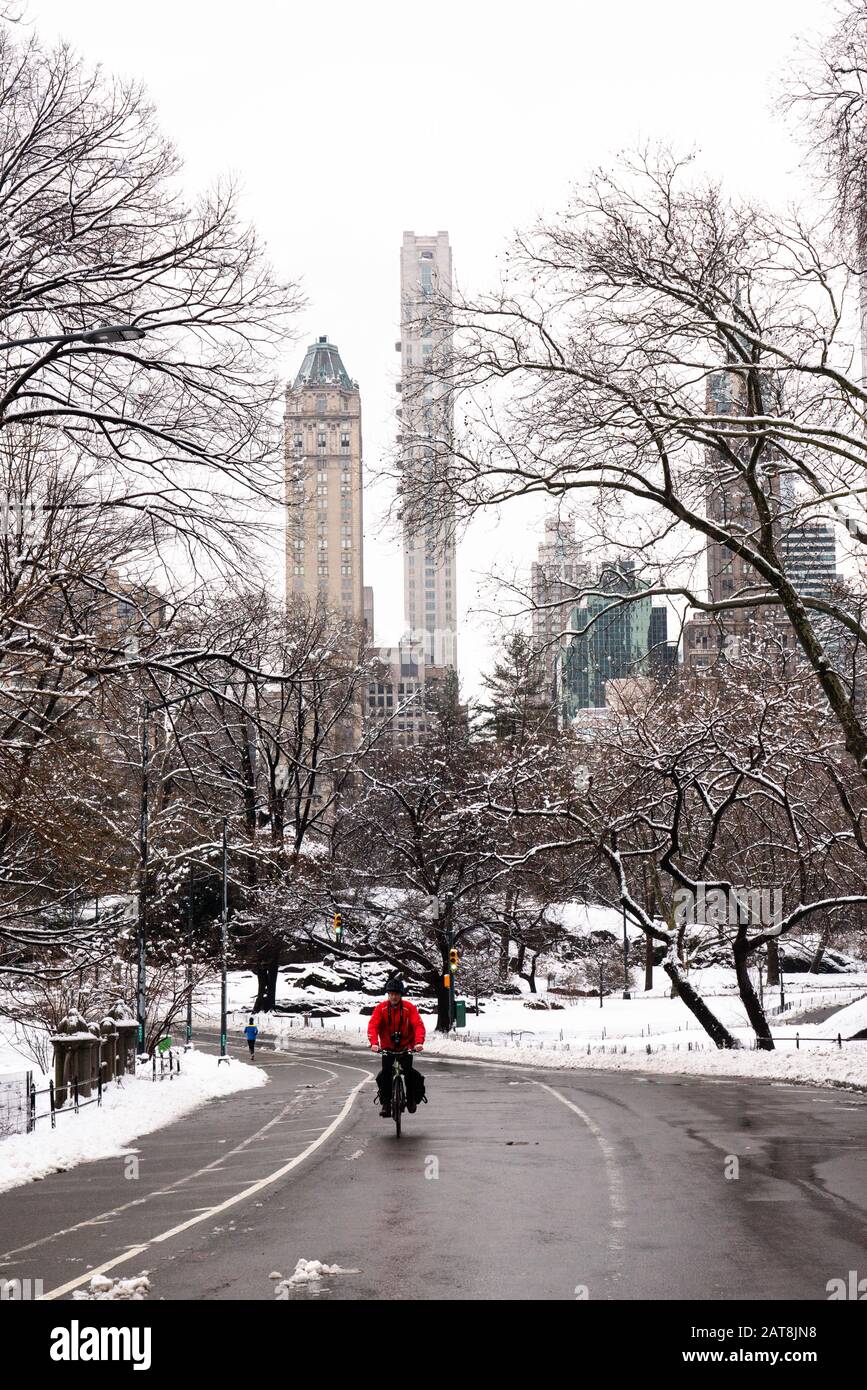 Schneebedeckter Morgen in New York, Midtown Manhattan, Columbus Circle, Central Park South Stockfoto