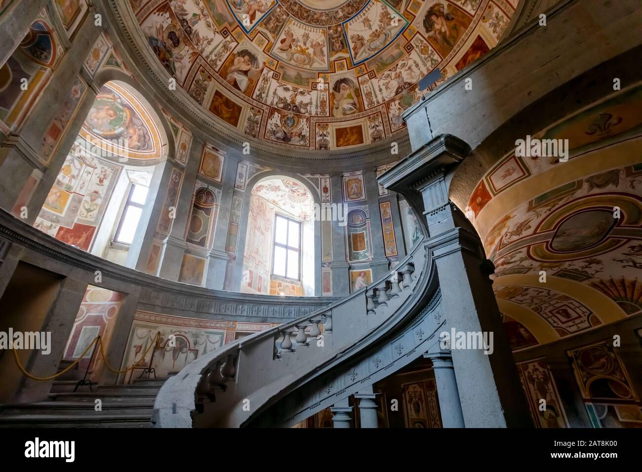 Caprarola (VT), Italien - 27. Januar 2020: Die Villa Farnese befindet sich in der Stadt Caprarola bei Viterbo im Norden Lazios, Italien. Die innere Treppe dreht sich um 30 Säulen aus Peperino. Stockfoto