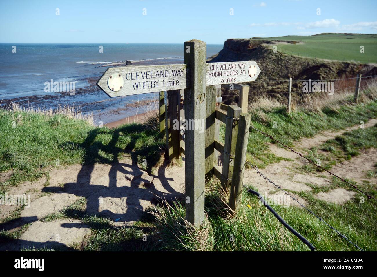Ein Wegzeichen zwischen Whitby und Robin Hood's Bay entlang des Cleveland Way, ein Wanderweg im North York Moors National Park, Yorkshire, England, Großbritannien Stockfoto