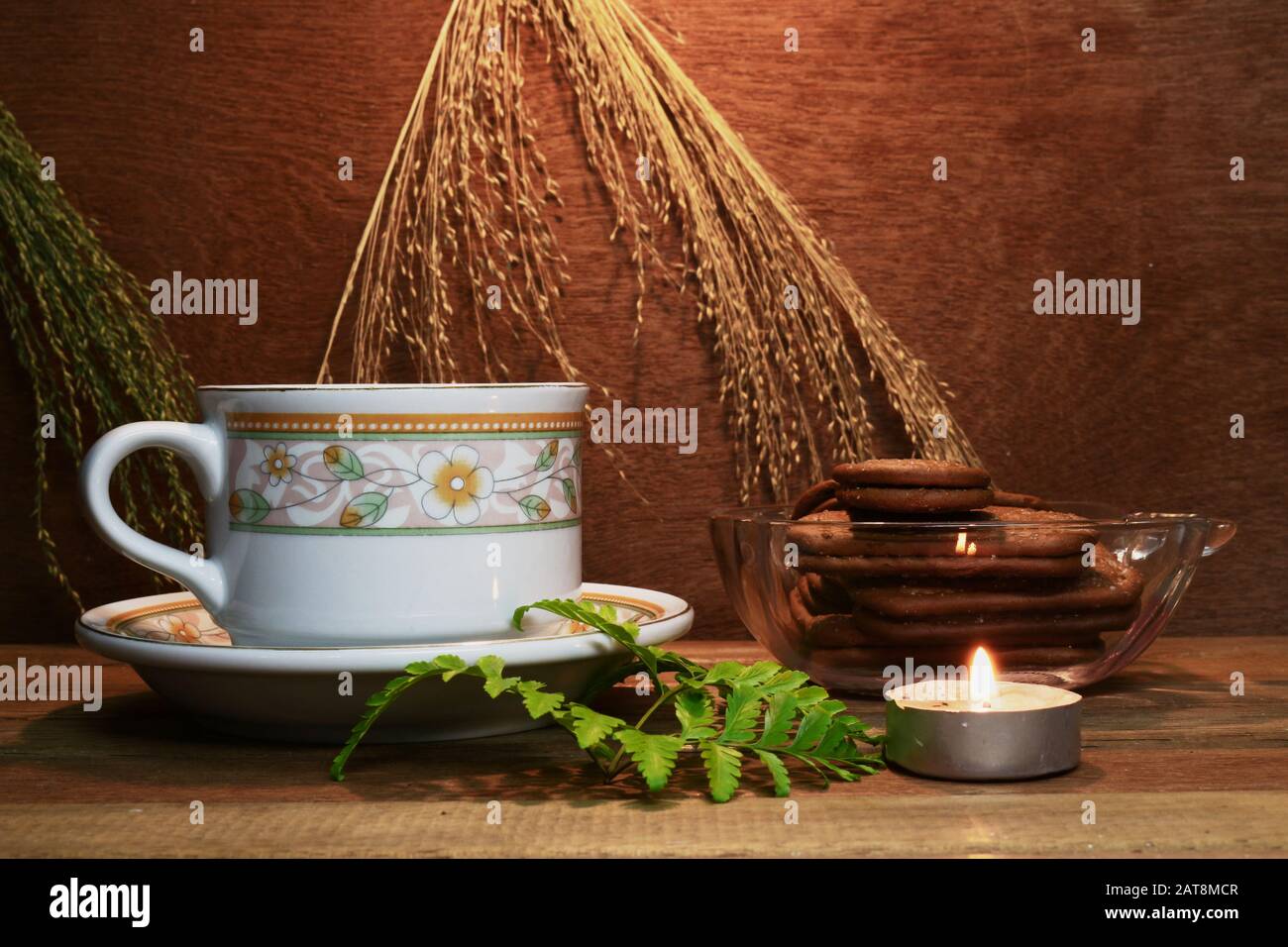 Gesunder Tee und Kuchen zum Abendessen mit romantischen Nuancen und Kerzenlicht Stockfoto