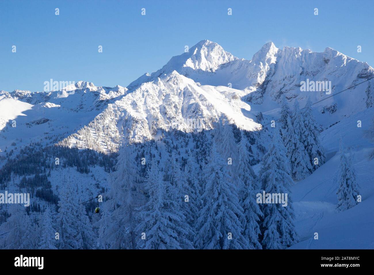 Blick vom Skigebiet Schladming auf den Dachsteingletscher Stockfoto