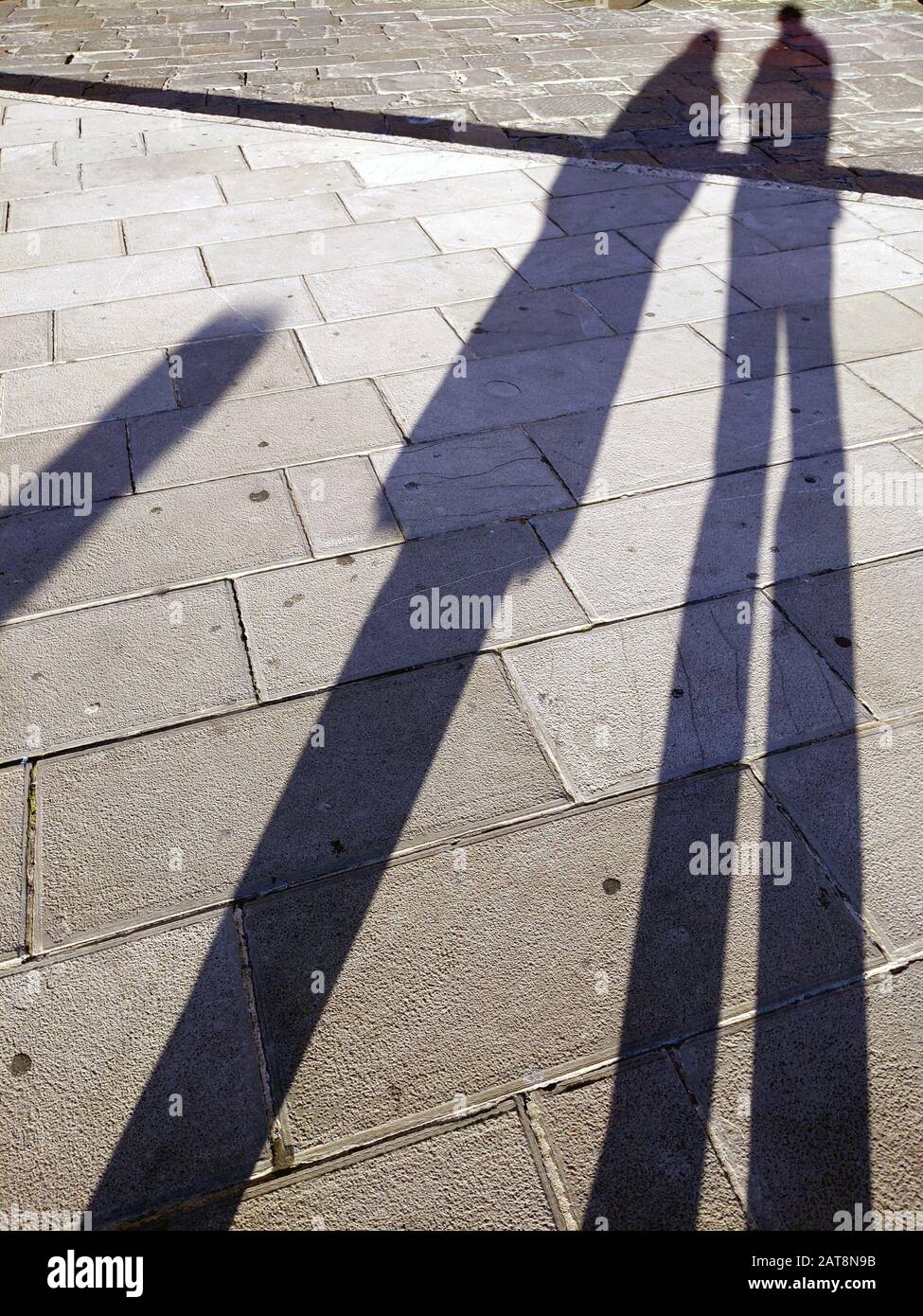 Straßenbelag bei hellem Sonnenlicht, Florenz, Italien Stockfoto