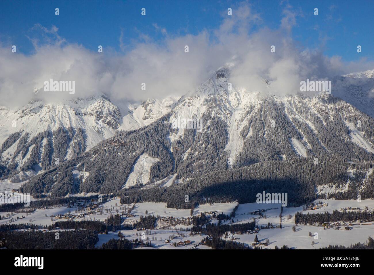 Blick vom Skigebiet Schladming auf den Dachsteingletscher Stockfoto