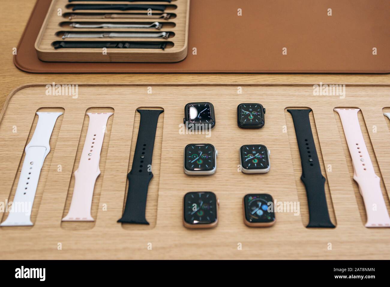 Türkei, Istanbul, 20. Dezember 2019: Apple Watch5-Serie und in der Nähe watchbands im Apple Store. Stockfoto