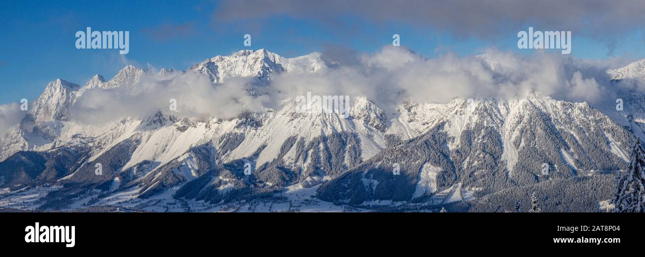 Blick vom Skigebiet Schladming auf den Dachsteingletscher Stockfoto