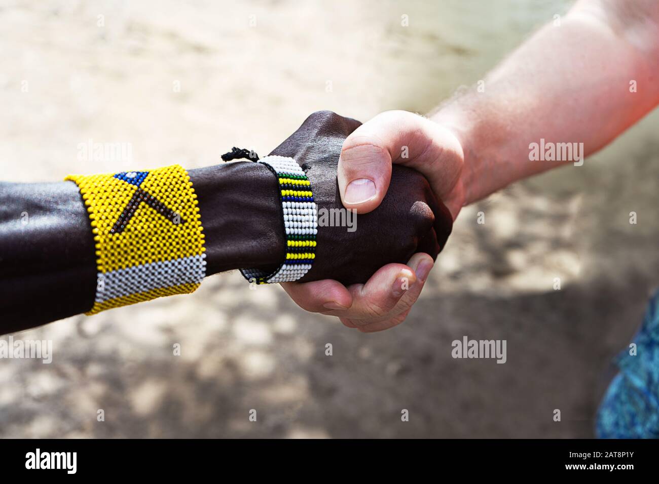 Handschlag von afrikanischen und europäischen oder amerikanischen Männern. Das Konzept der Freundschaft und der Geschäftsbeziehungen zwischen Ländern und Kontinenten. Stockfoto