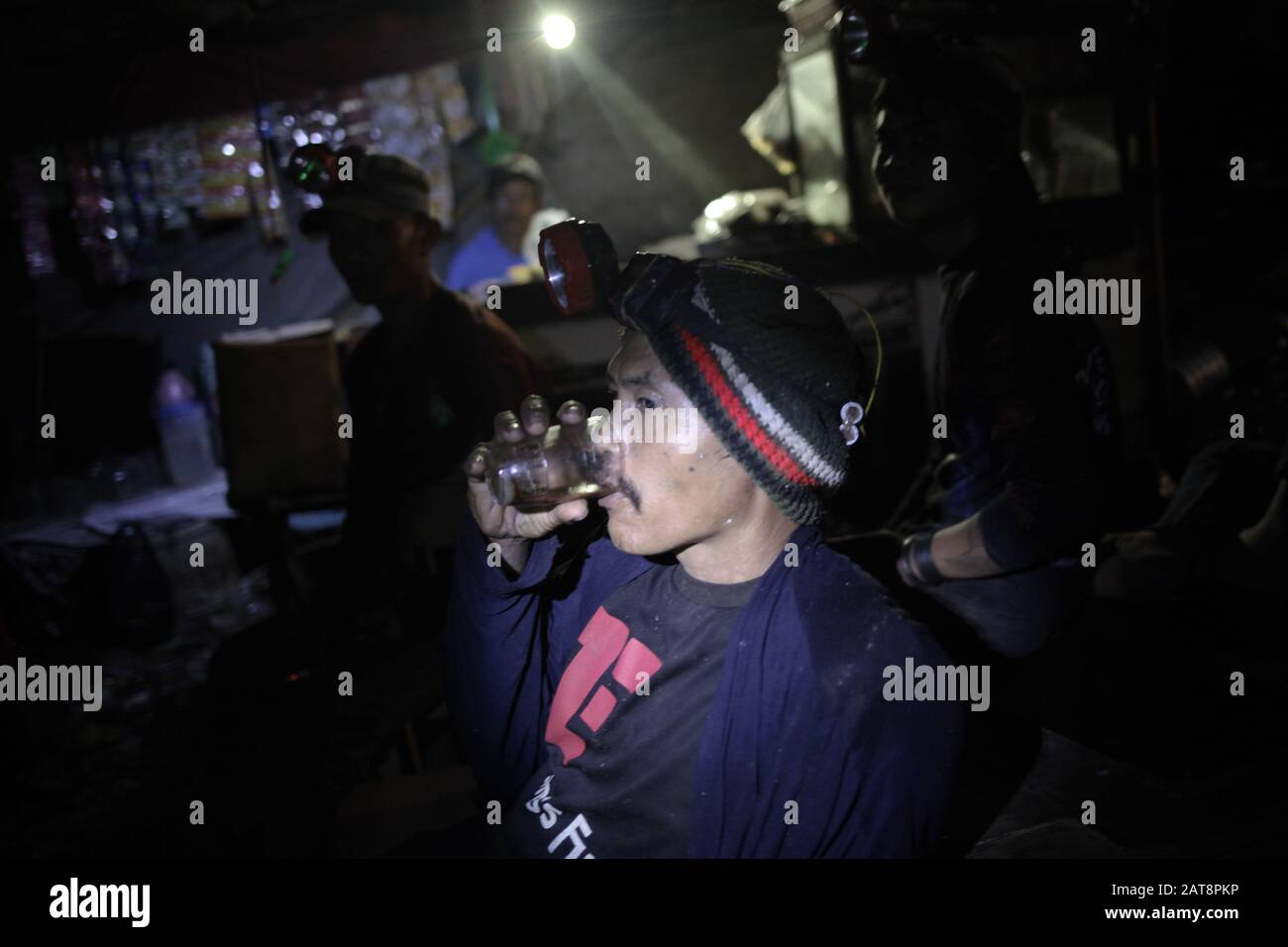 Jakarta, jakarta, Indonesien. März 2017. Ein Schnitzel mit heißem Kaffee an einem Stall in Bantar Gebang.Einer der größten Mülldeponien der Welt ist Bantar Gebang und umfasst 110 Hektar mit etwa 39 Millionen Tonnen Müll. Mindestens 6.500 bis 7000 Tonnen Müll von Bürgern werden bei Bantar Gebang entsorgt. Kredit: Edy Susanto/SOPA Images/ZUMA Wire/Alamy Live News Stockfoto