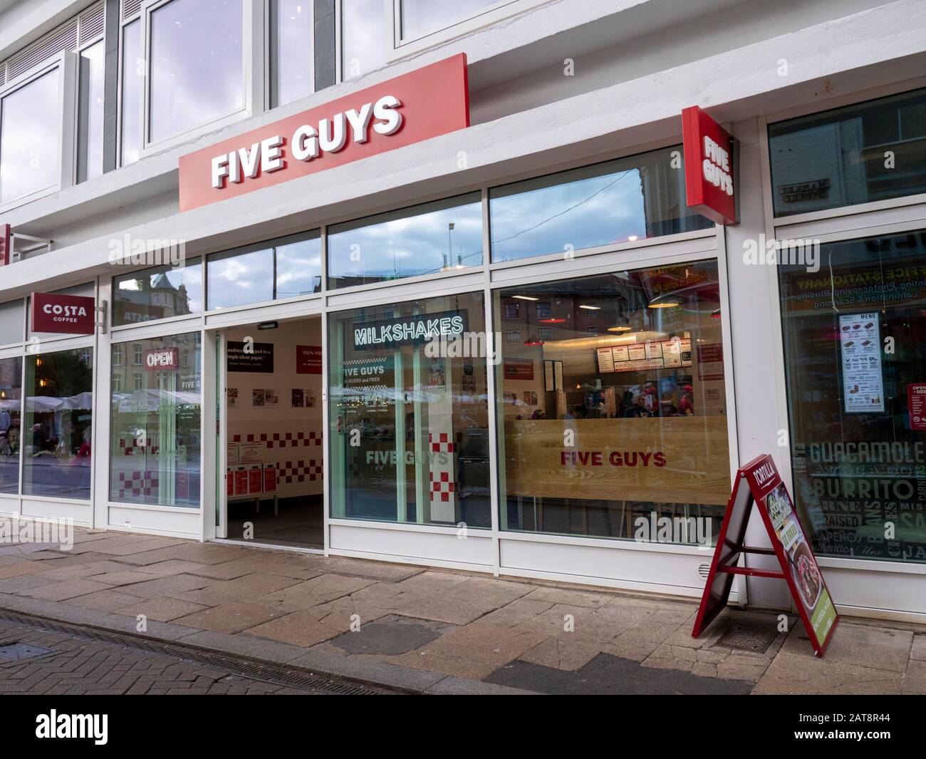 Das Fast Casual Restaurant und der Burger Shop Von Five Guys in Cambridge, Großbritannien Stockfoto