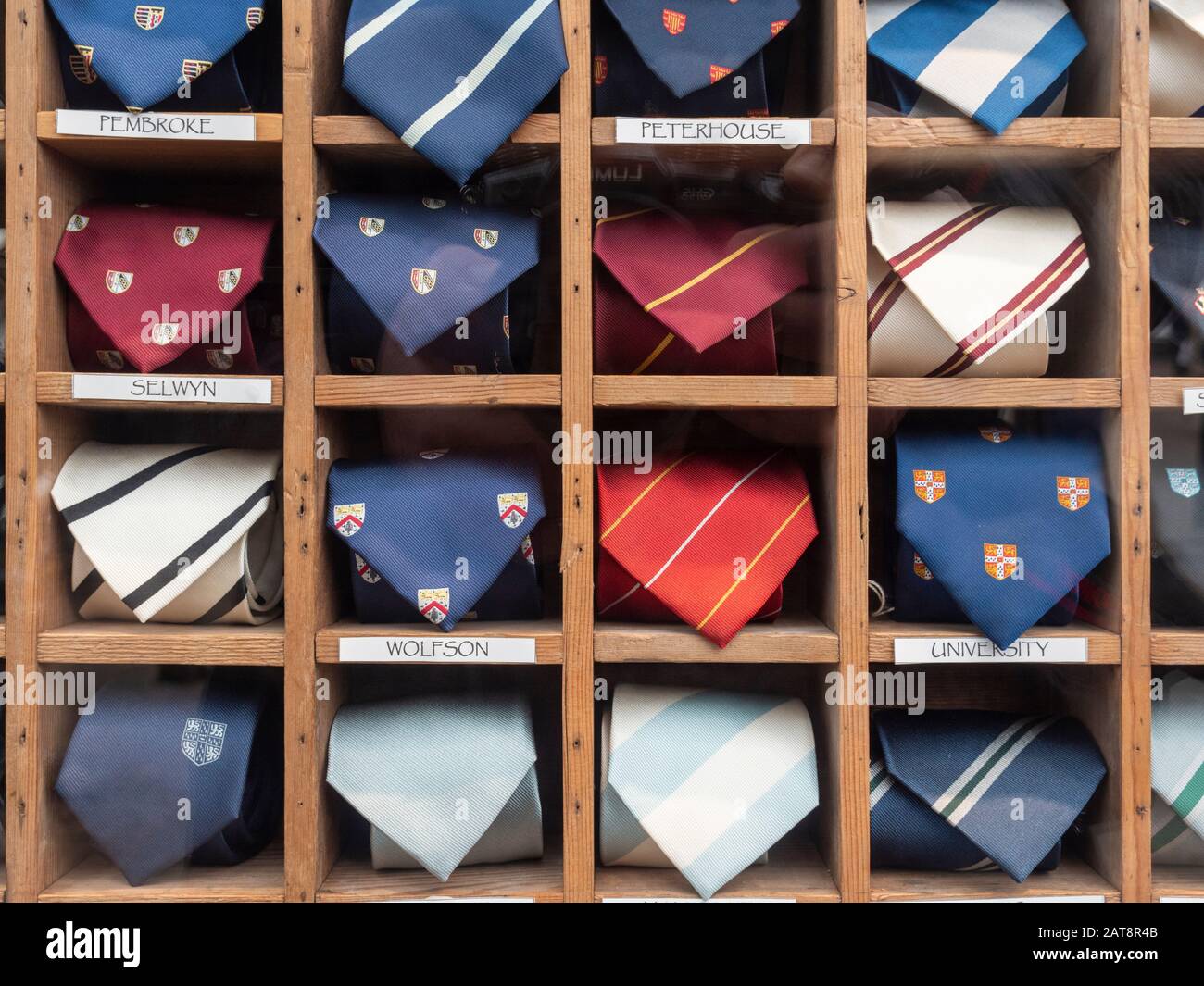 Krawatten für verschiedene Colleges an der Universität Cambridge im Schaufenster von Ryder und Amies, einem Anbieter von Uni-Kleidung, ausgestellt Stockfoto