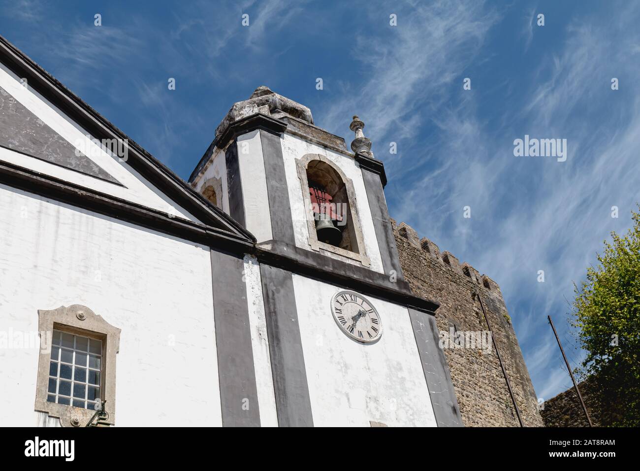 Architektonisches Detail der Jakobskirche (Igreja de Santiago) in Obidos, Portugal Stockfoto