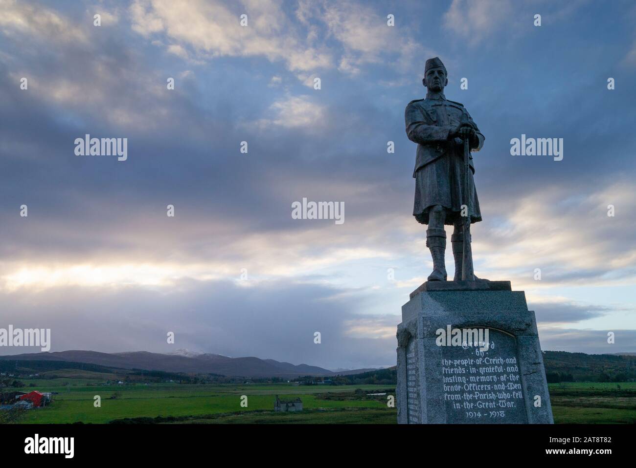 Das Kriegsdenkmal für lokale Soldaten, die im ersten und zweiten Weltkrieg in Bonar Bridge Sutherland Scotland UK ihr Leben verloren haben Stockfoto