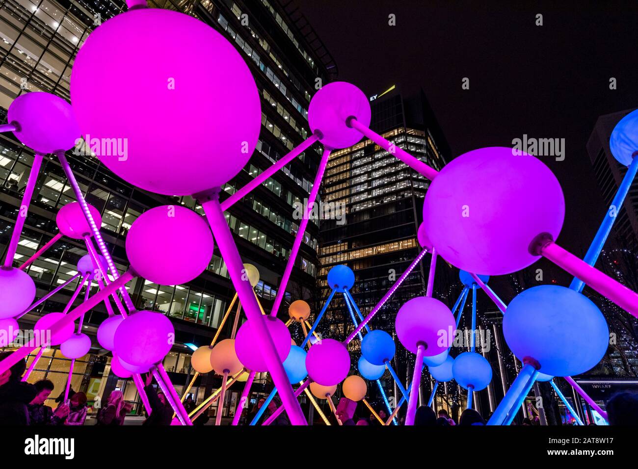 "Affinity"-Lichtskulptur von Amigo & Amigo und S1T2, am Montgomery Square. 2020 Winter Lights Festival in Canary Wharf, London, England. Stockfoto