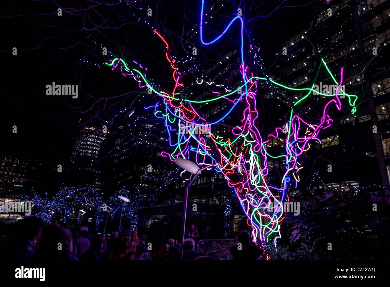 Neon Tree by Hawthorn, im Canada Square Park. 2020 Winter Lights Festival in Canary Wharf, London, England. Stockfoto