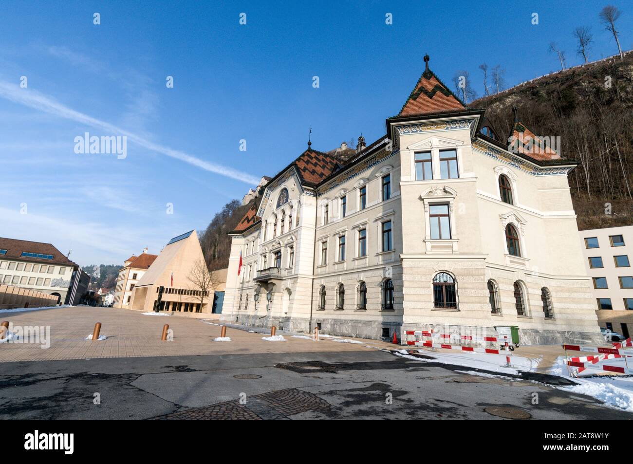 Das Büro- und Regierungsressorts des Ministerpräsidenten in Stadtle, die Fußgängerzone der Innenstadt in Vaduz, Liechtenstein, weiter unten liegt die Liecht Stockfoto
